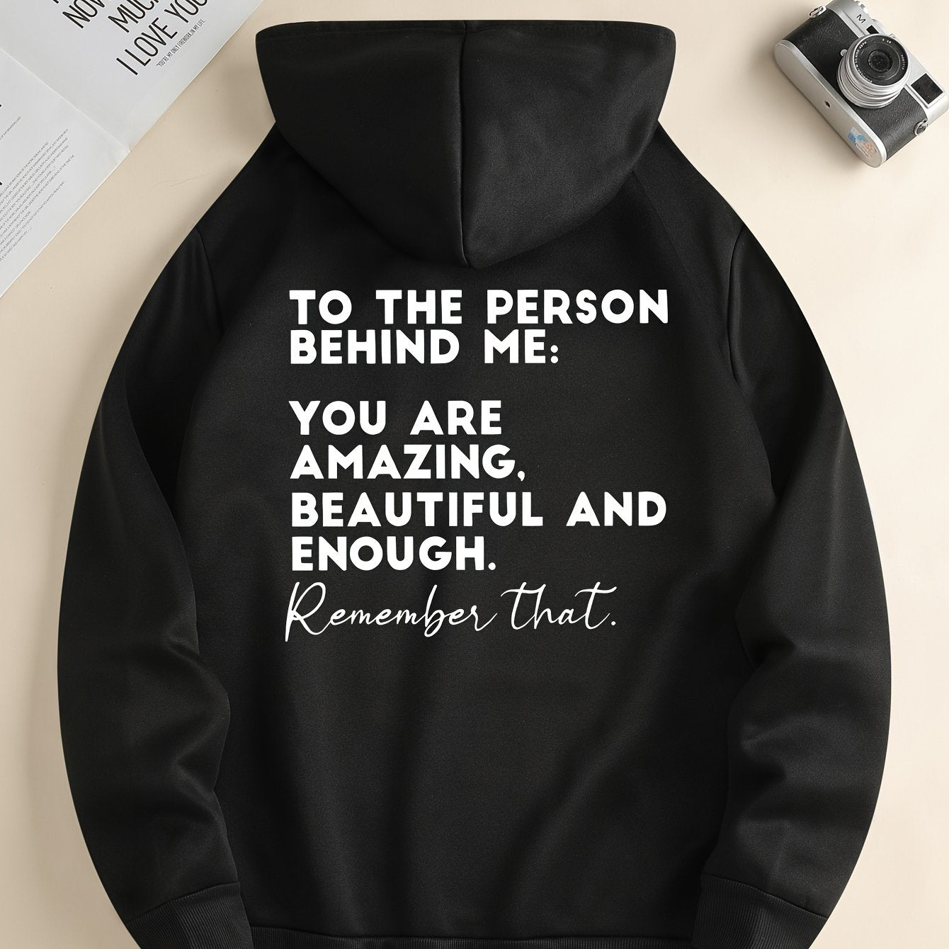 Modieuze Zwarte Herenhoodie met Inspirerende Opdruk en Trekkoord, Kangoeroezak, Comfortabele Casual Herfst/Winterkleding, Herfst-Winter Kledingstuk | Inspirerende Hoodie