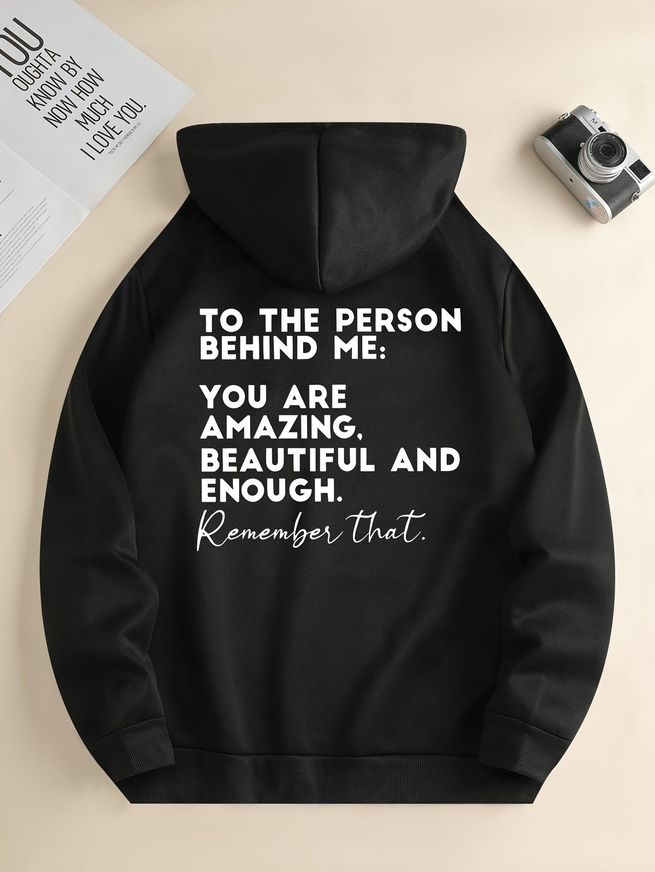 Modieuze Zwarte Herenhoodie met Inspirerende Opdruk en Trekkoord, Kangoeroezak, Comfortabele Casual Herfst/Winterkleding, Herfst-Winter Kledingstuk | Inspirerende Hoodie